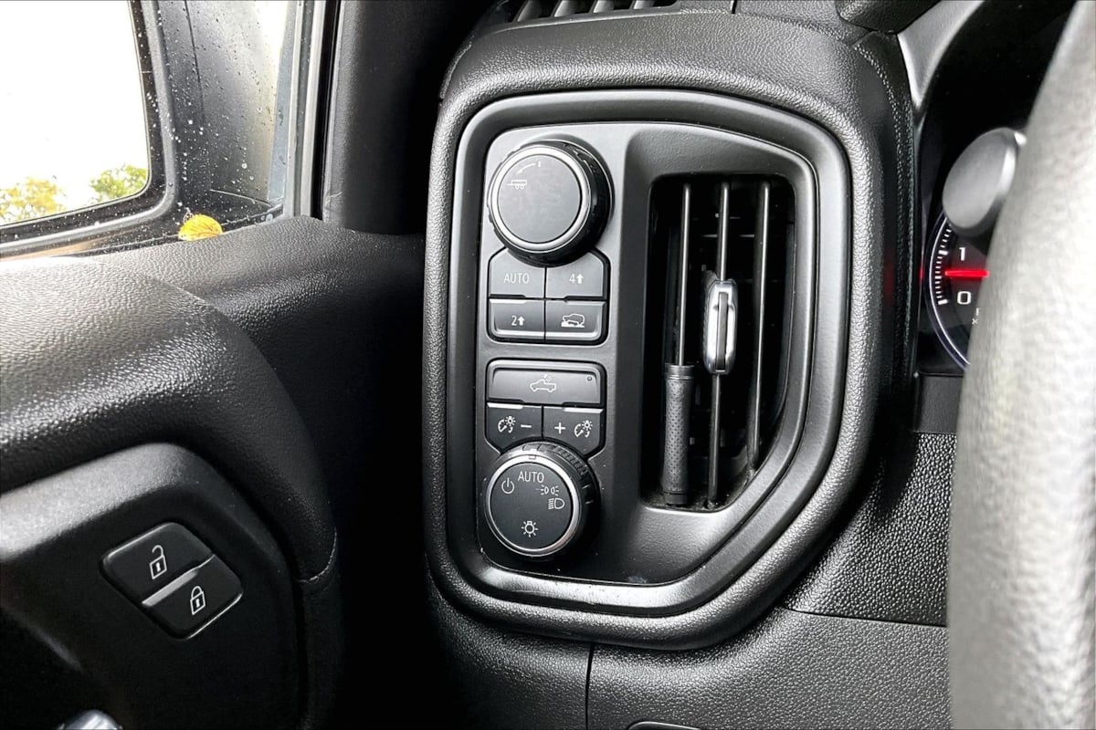 Chevrolet Silverado photo 33