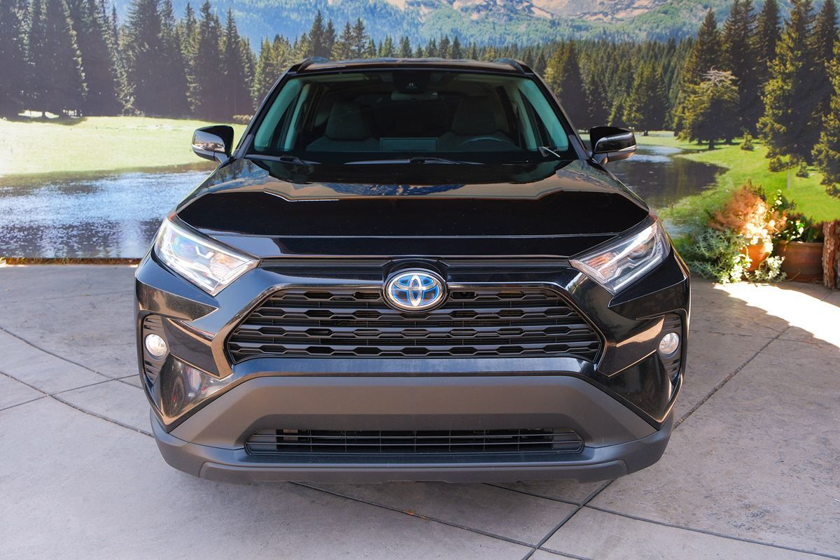 2021 Toyota RAV4 Hybrid XLE photo 2