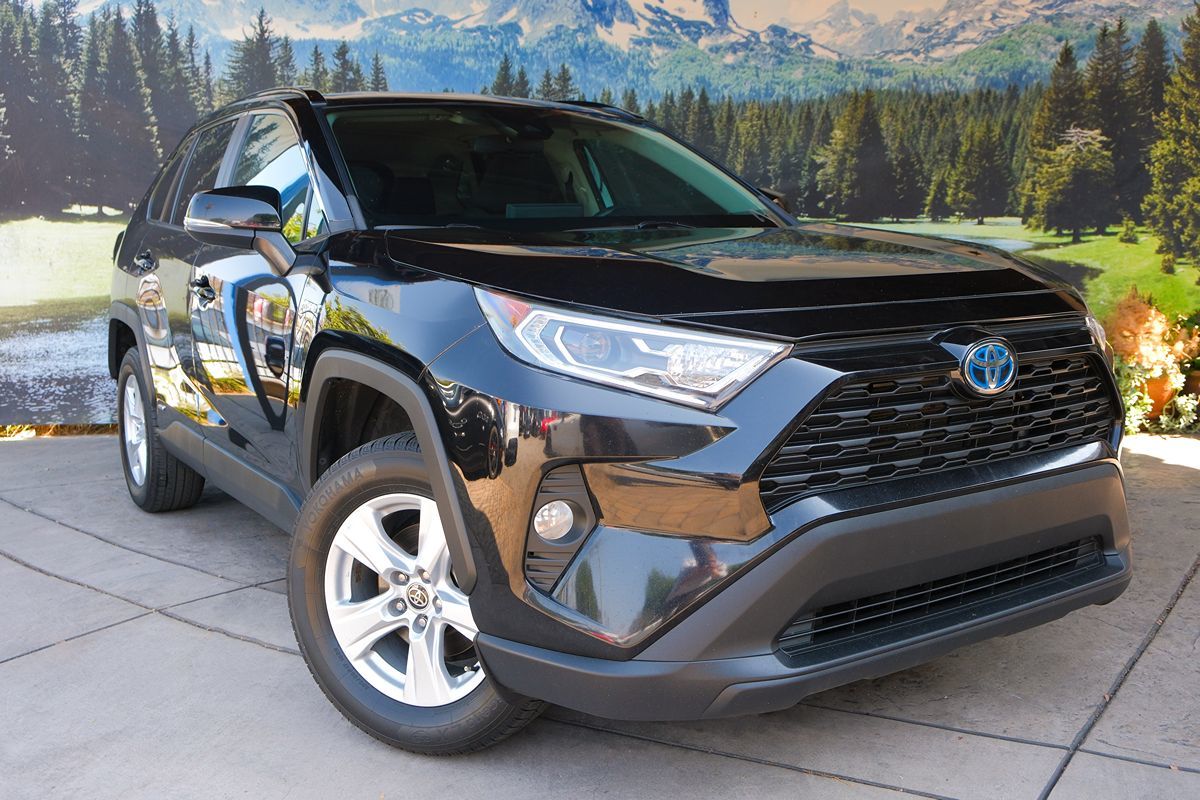 2021 Toyota RAV4 Hybrid XLE photo 3