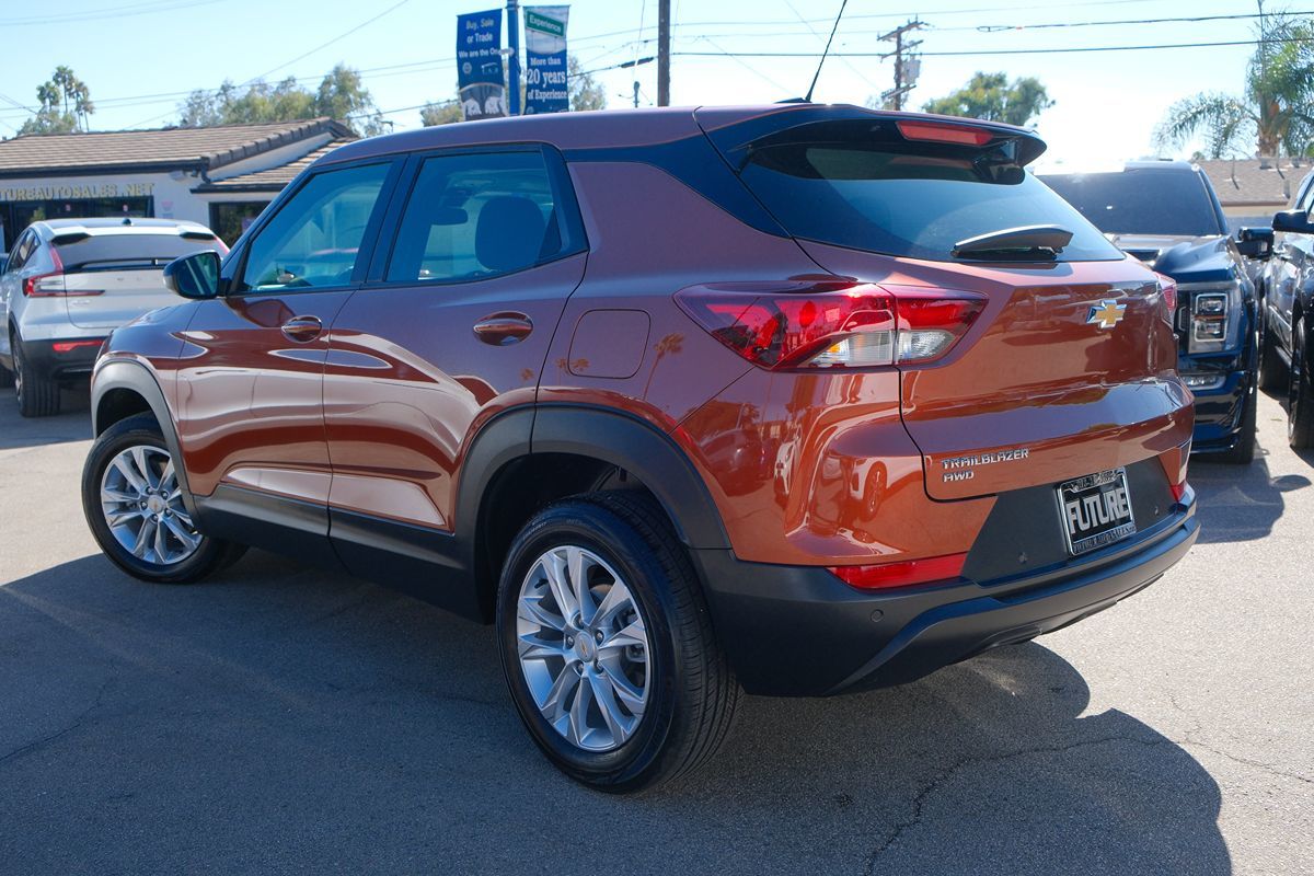 2021 Chevrolet Trailblazer LS photo 2
