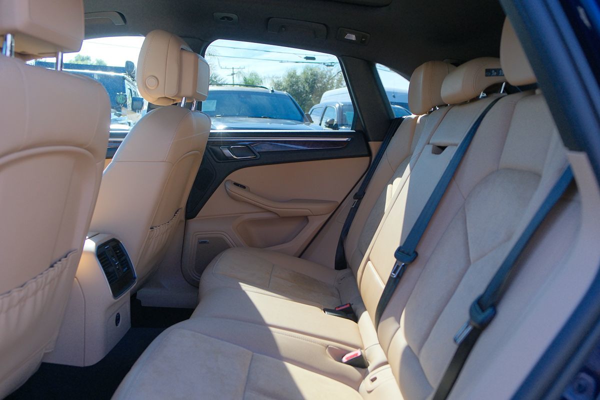 2021 Porsche Macan Base photo 35