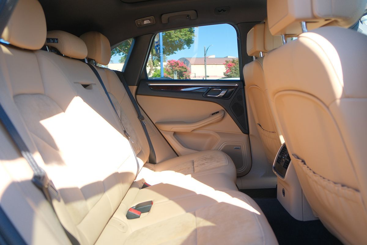 2021 Porsche Macan Base photo 32