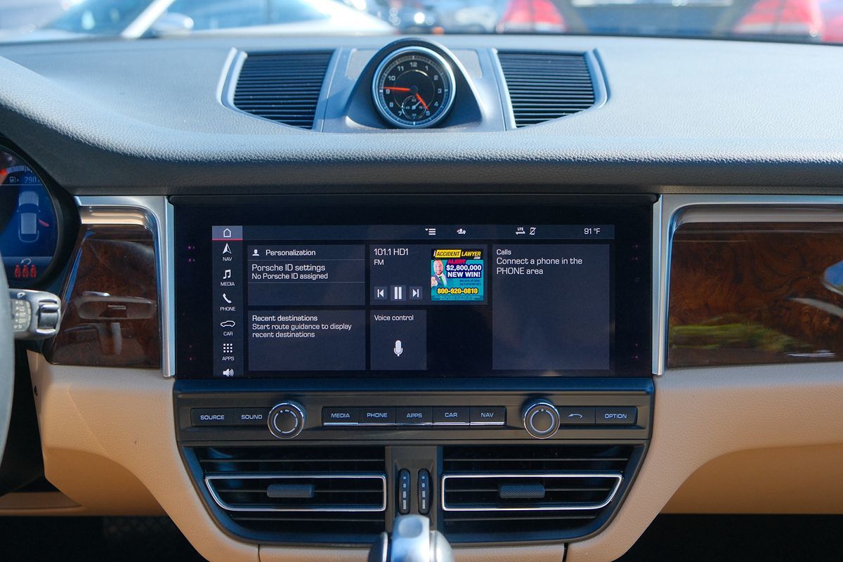 2021 Porsche Macan Base photo 21