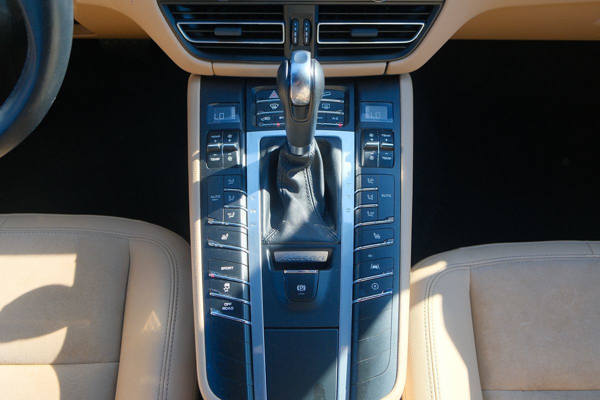 2021 Porsche Macan Base photo 25
