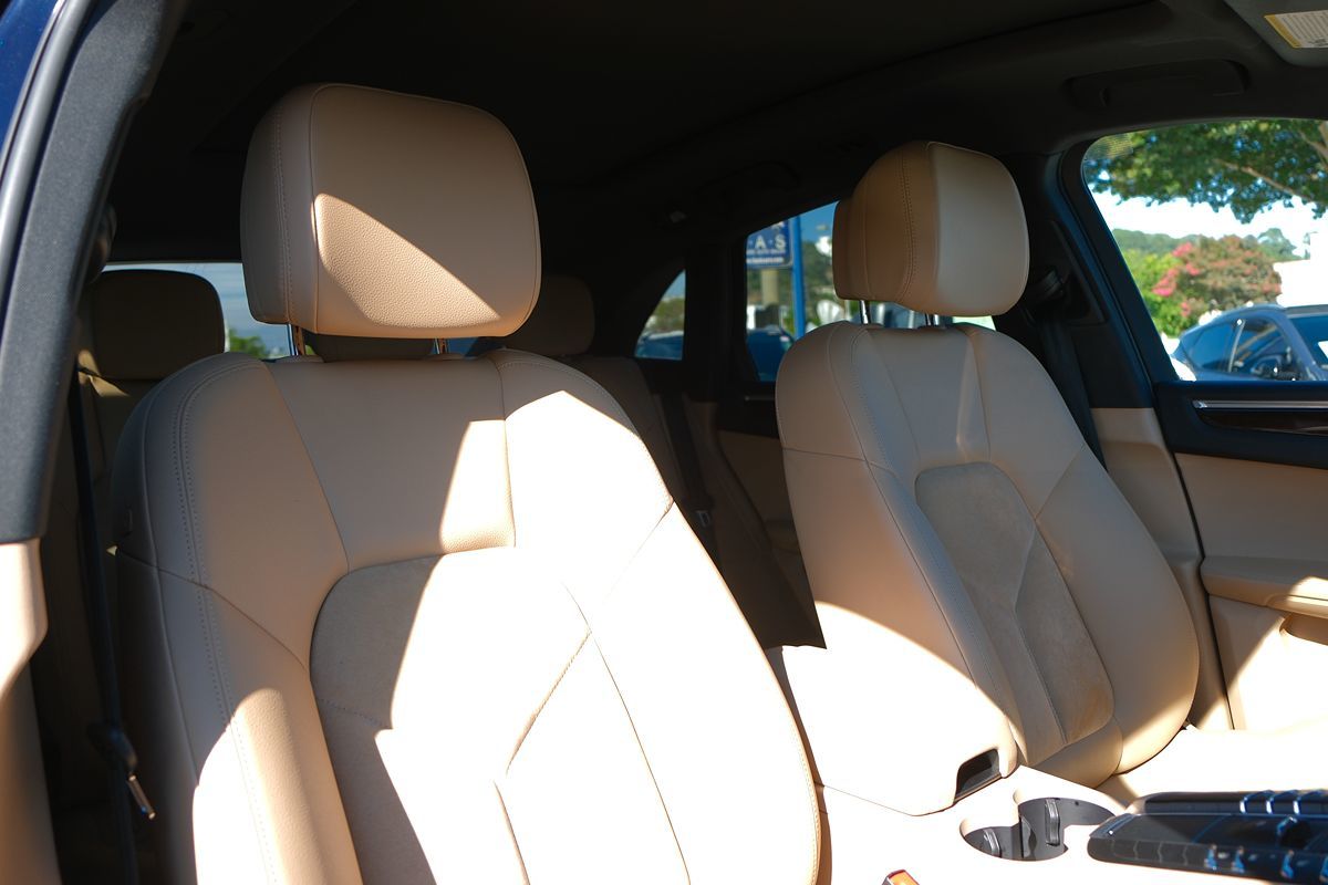 2021 Porsche Macan Base photo 28