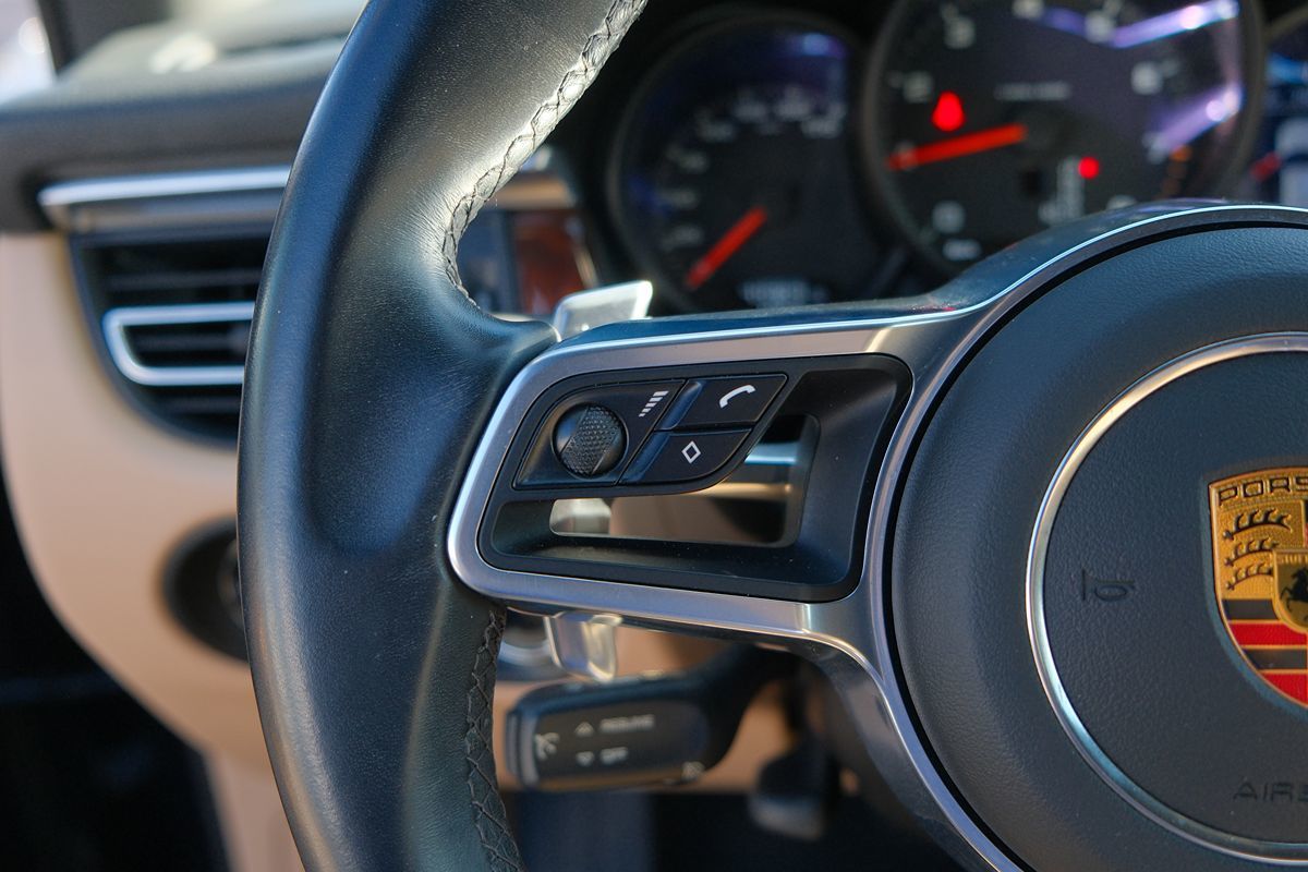 2021 Porsche Macan Base photo 18