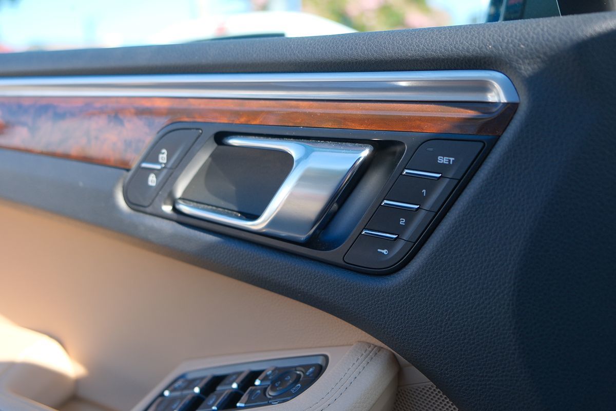2021 Porsche Macan Base photo 12