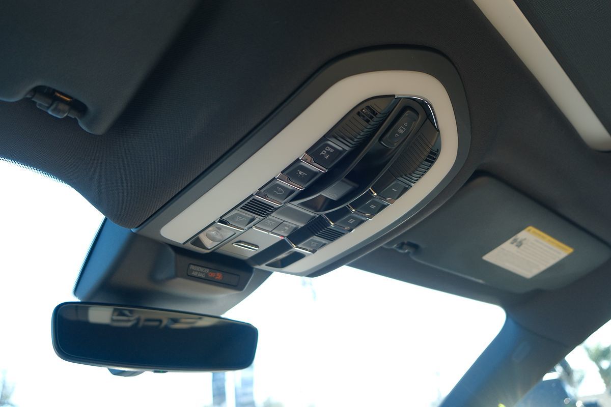 2021 Porsche Macan Base photo 27