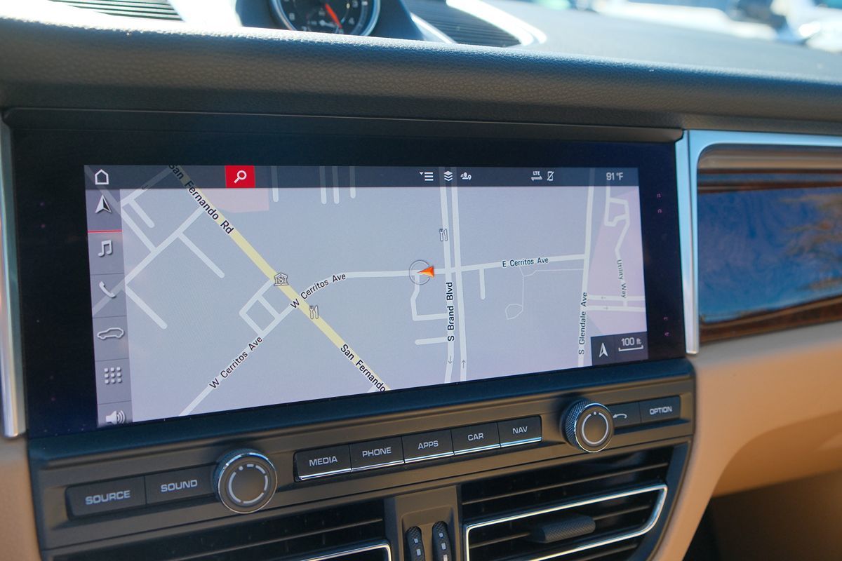 2021 Porsche Macan Base photo 24