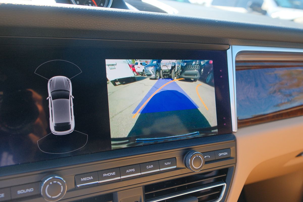 2021 Porsche Macan Base photo 23