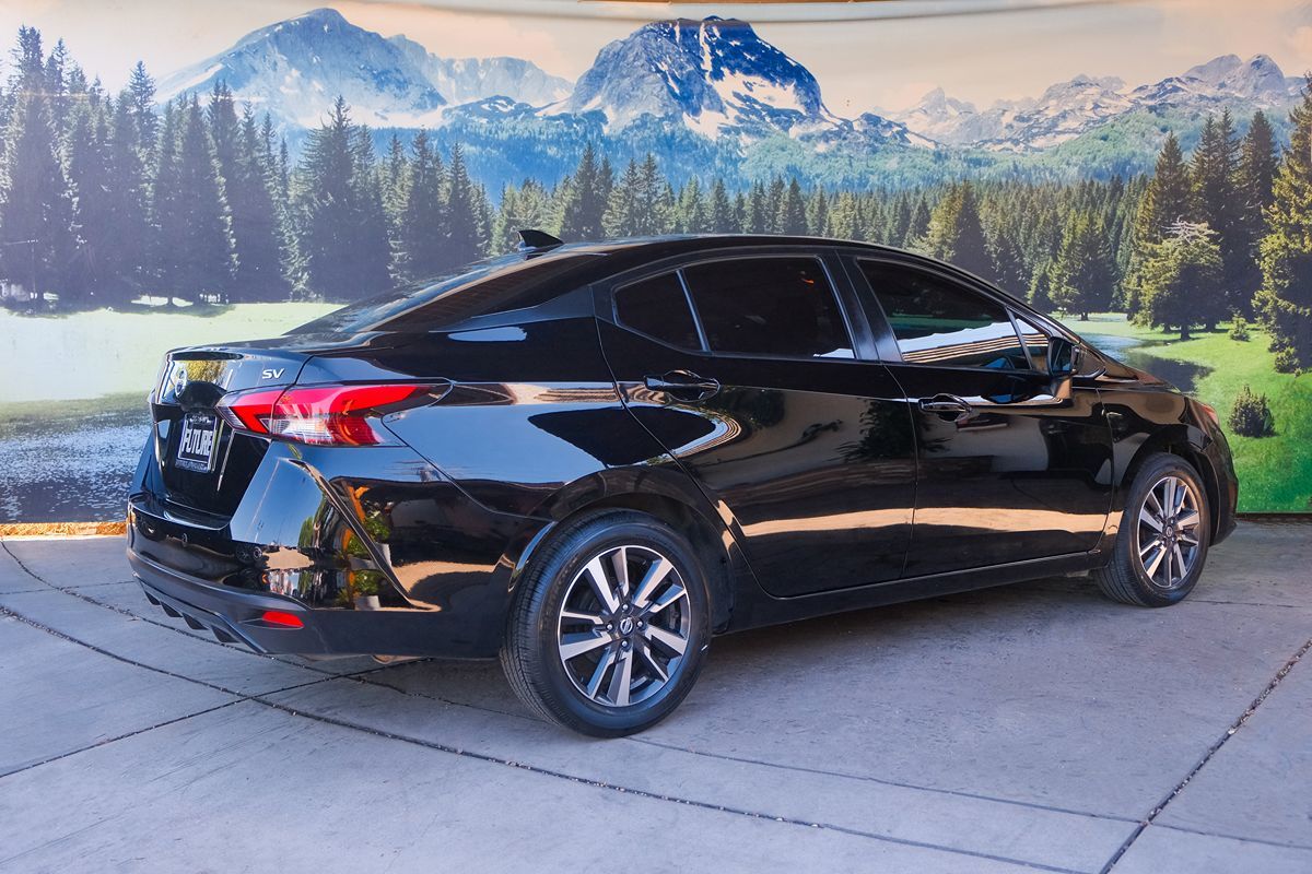 2021 Nissan Versa SV photo 6