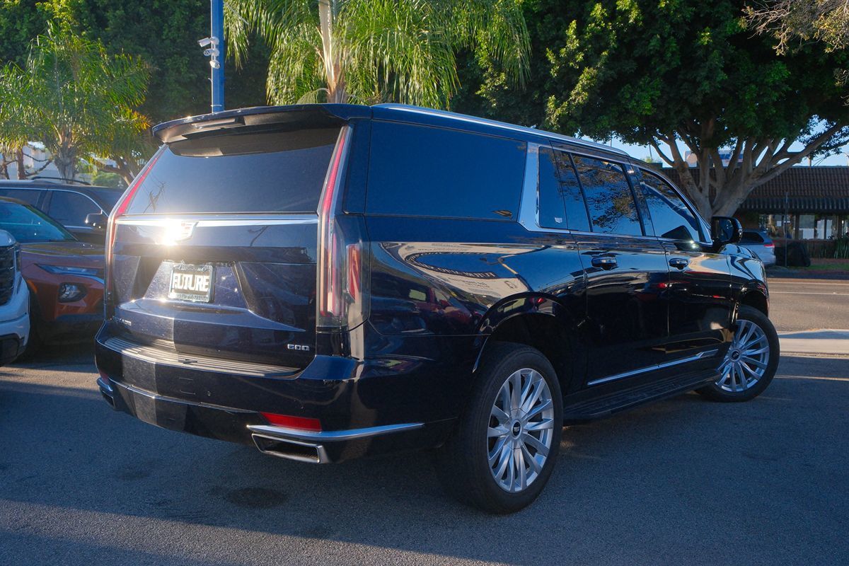 2022 Cadillac Escalade ESV Luxury photo 3