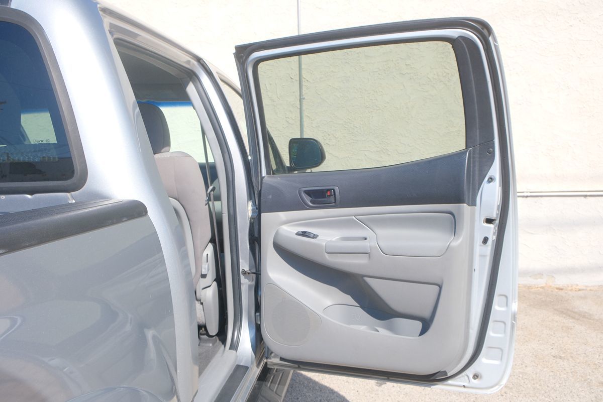 2015 Toyota Tacoma SR5 photo 29