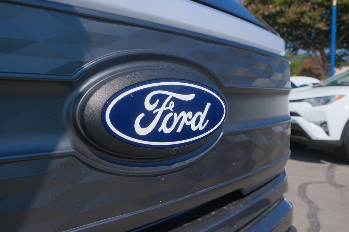 2024 Ford F-150 Lightning Lariat photo 48