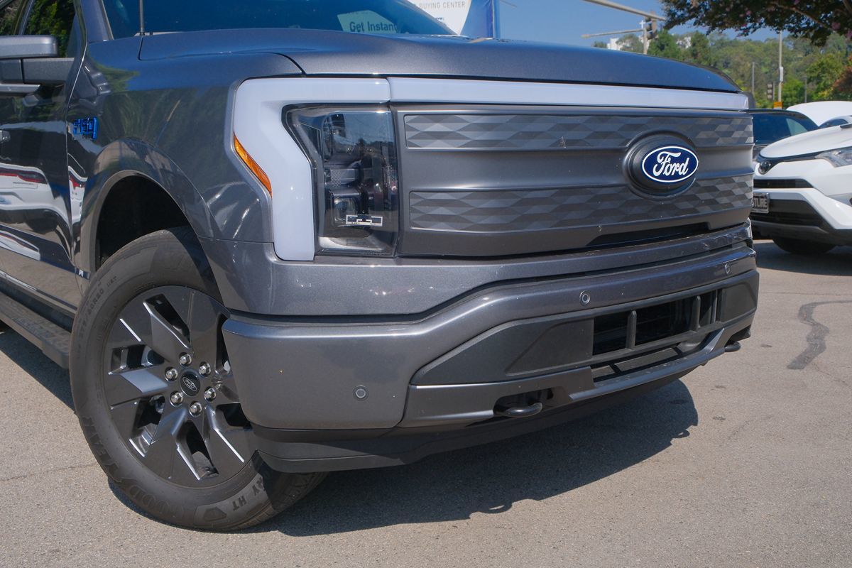 2024 Ford F-150 Lightning Lariat photo 6