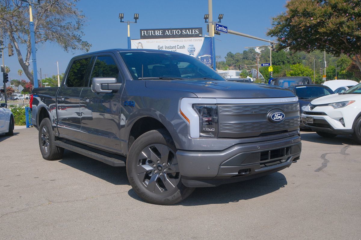 2024 Ford F-150 Lightning Lariat photo 2