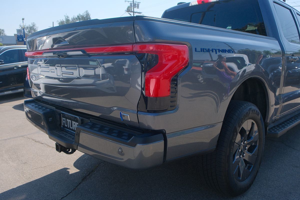 2024 Ford F-150 Lightning Lariat photo 38