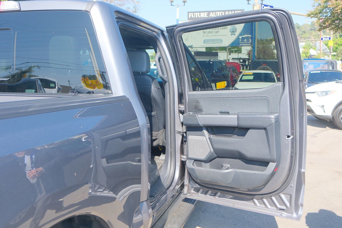 2024 Ford F-150 Lightning Lariat photo 32