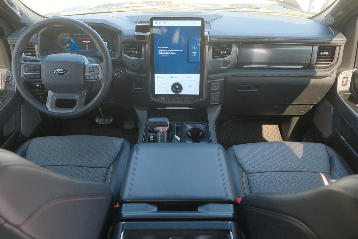 2024 Ford F-150 Lightning Lariat photo 18