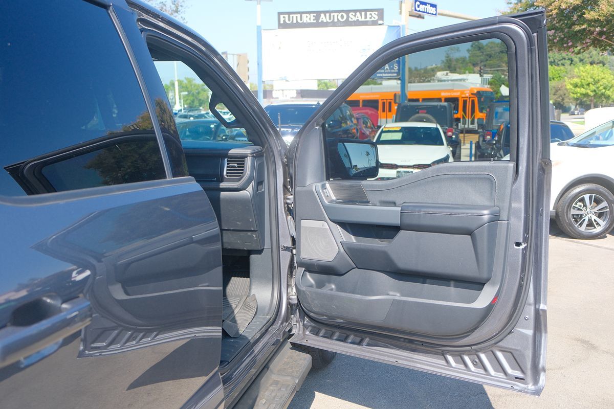 2024 Ford F-150 Lightning Lariat photo 31