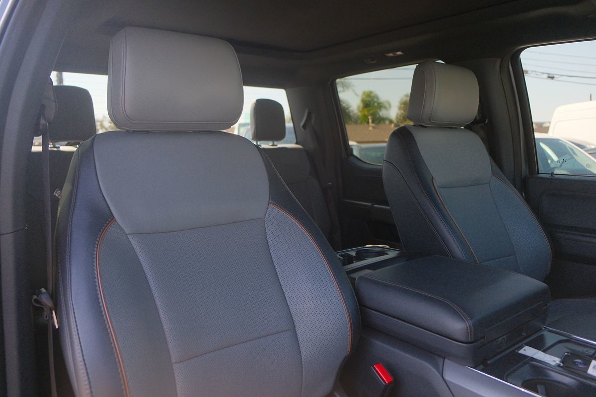 2024 Ford F-150 Lightning Lariat photo 30