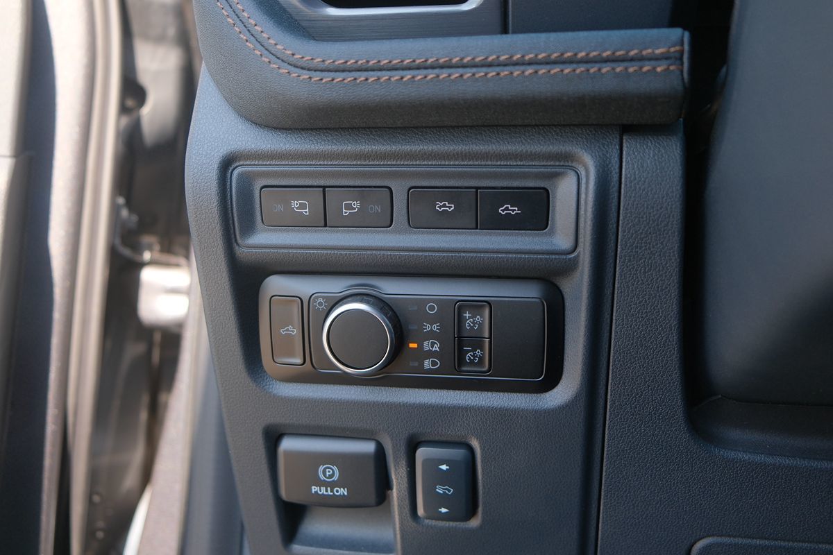 2024 Ford F-150 Lightning Lariat photo 12