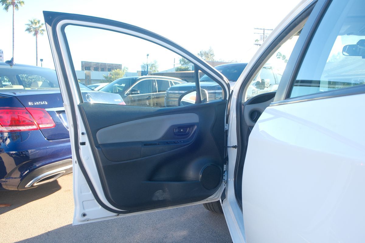 2015 Toyota Yaris photo 10