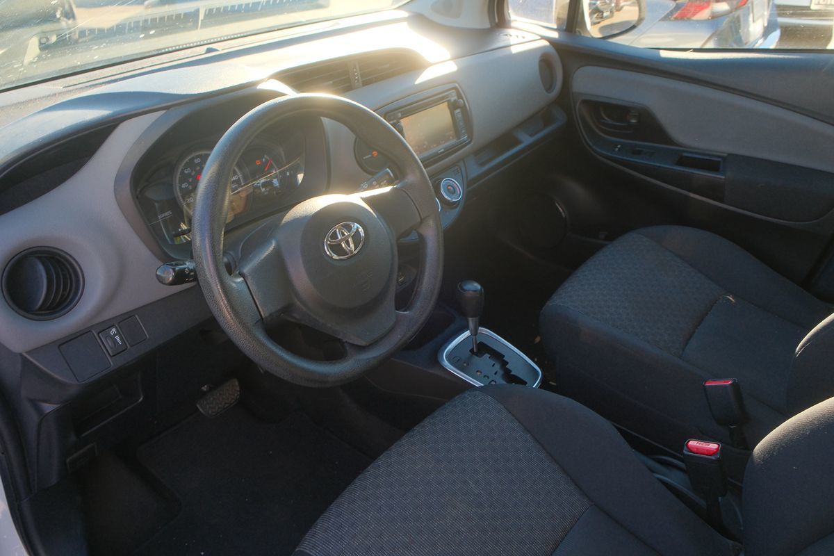2015 Toyota Yaris photo 13