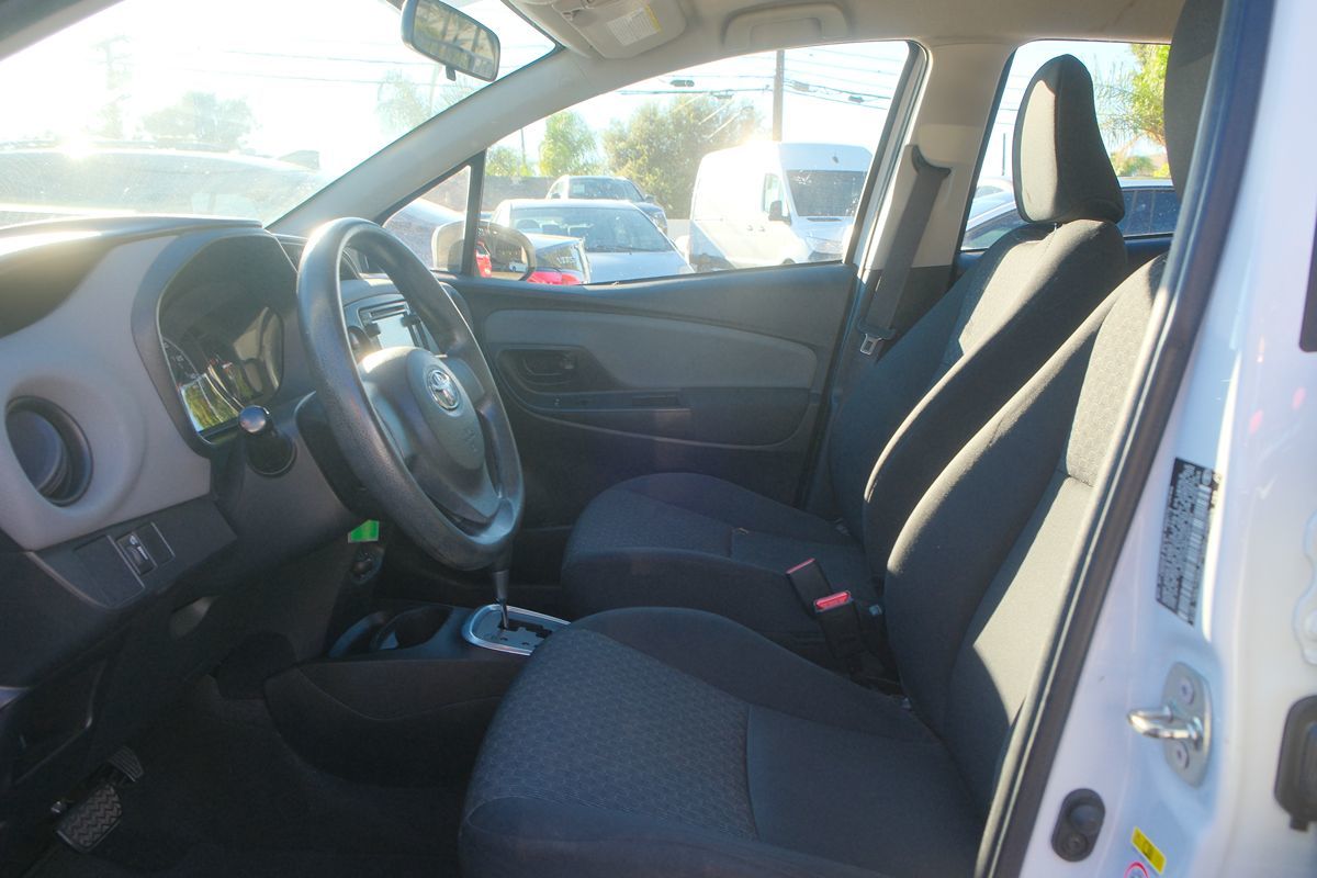 2015 Toyota Yaris photo 12