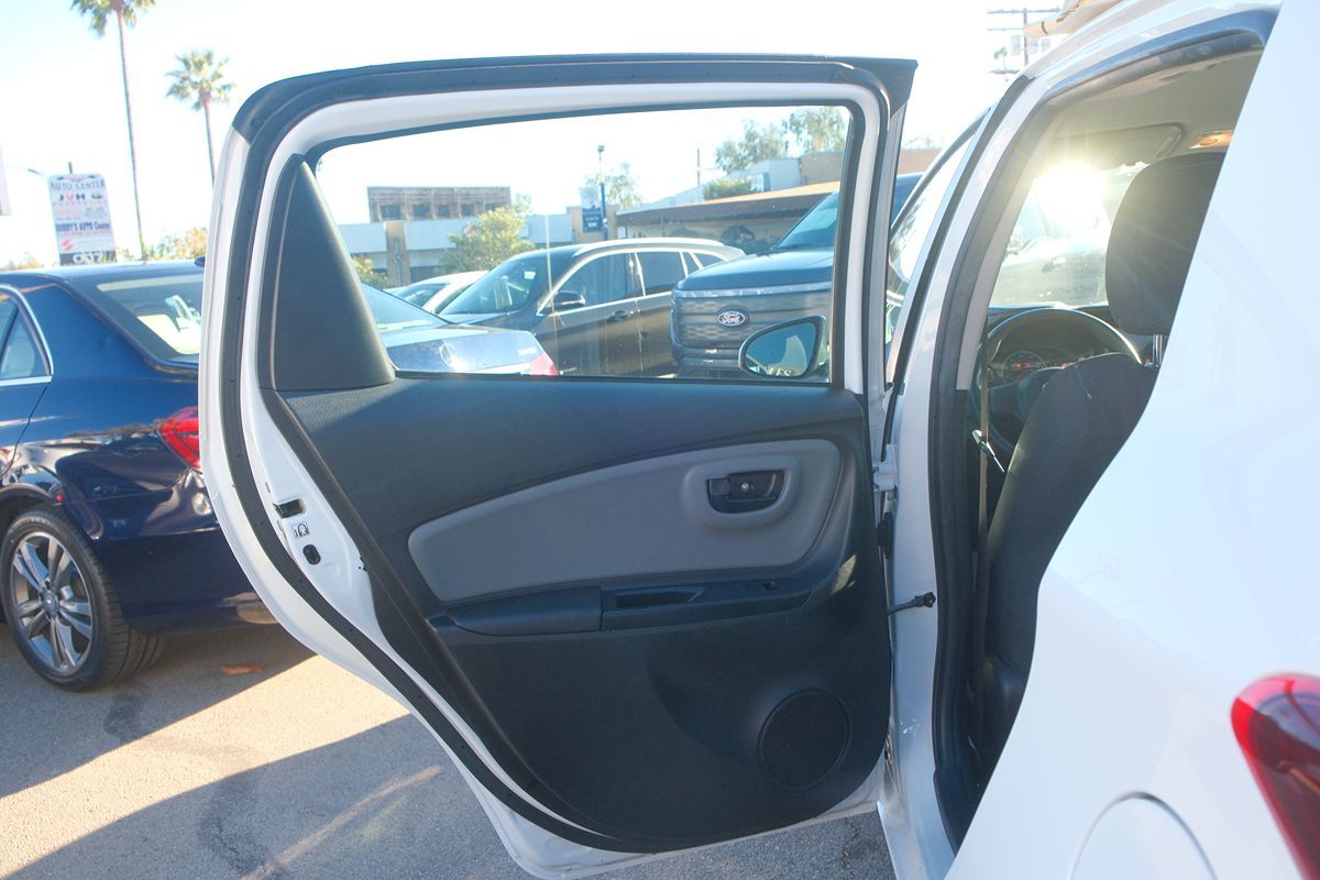 2015 Toyota Yaris photo 28