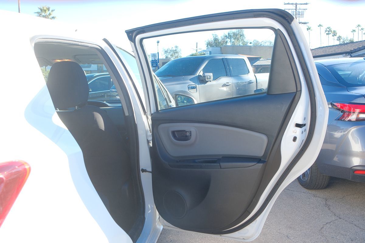 2015 Toyota Yaris photo 25