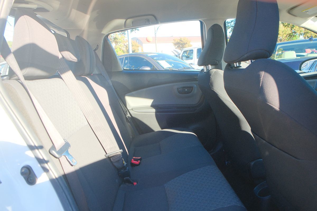 2015 Toyota Yaris photo 26