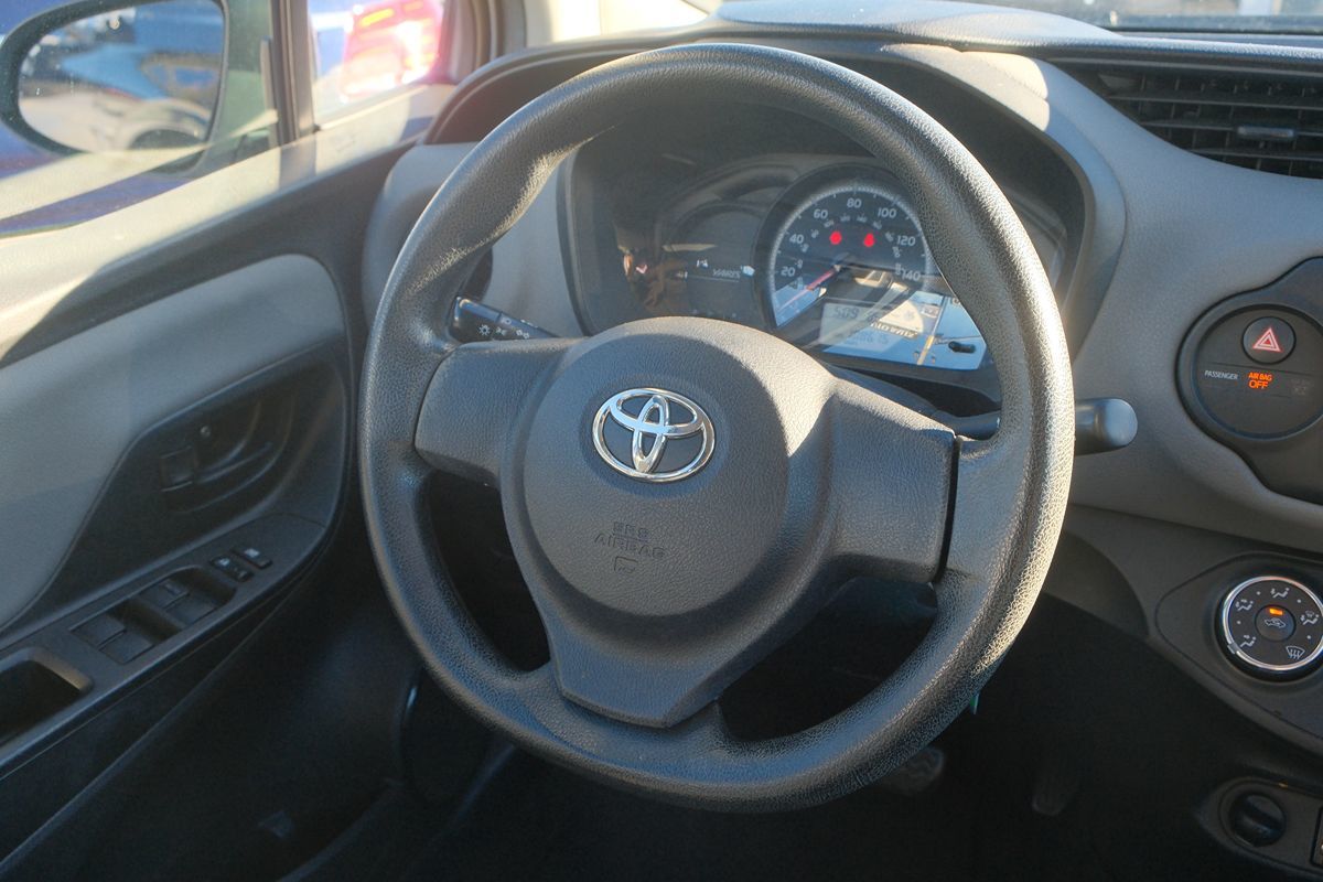 2015 Toyota Yaris photo 35