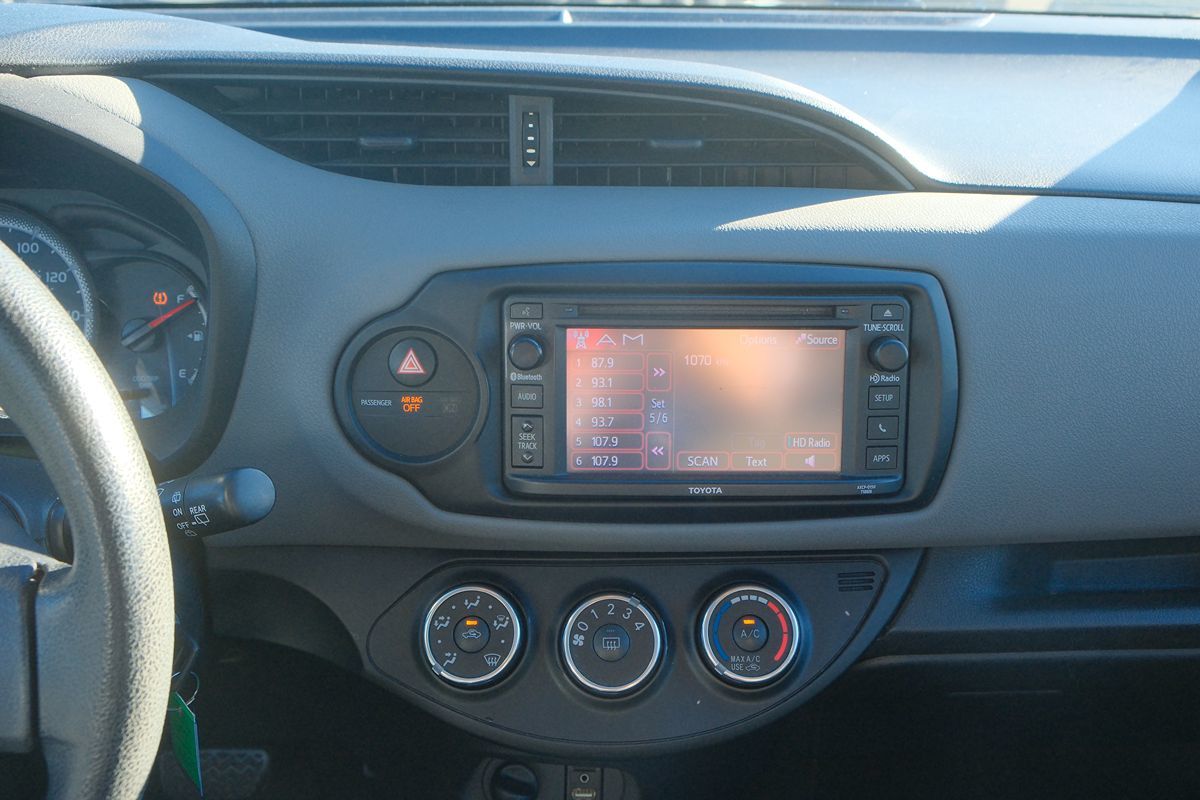2015 Toyota Yaris photo 17