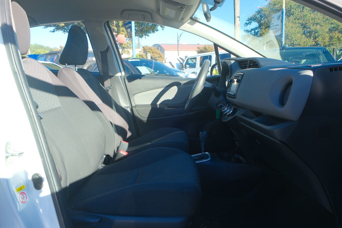 2015 Toyota Yaris photo 23