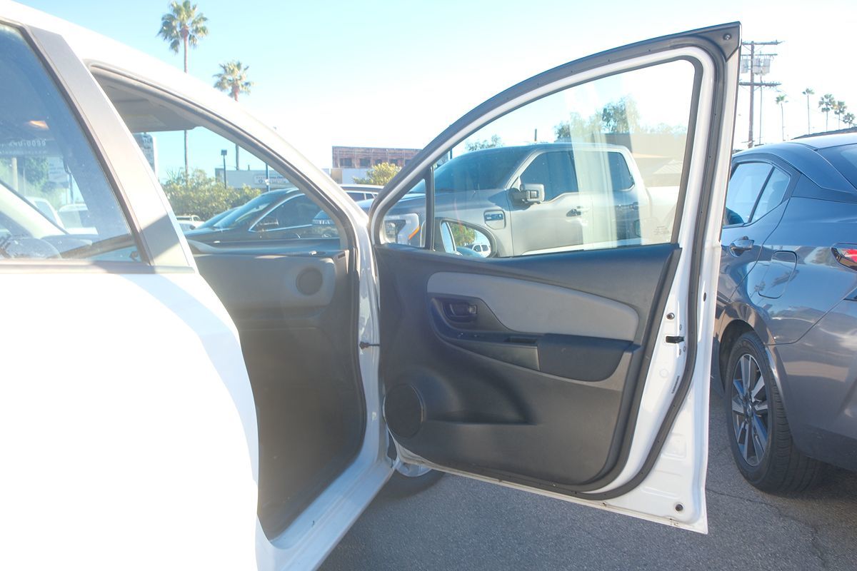 2015 Toyota Yaris photo 24