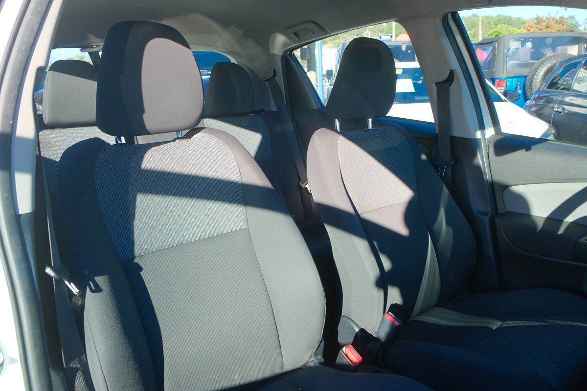 2015 Toyota Yaris photo 22