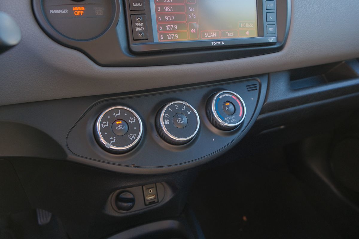 2015 Toyota Yaris photo 19