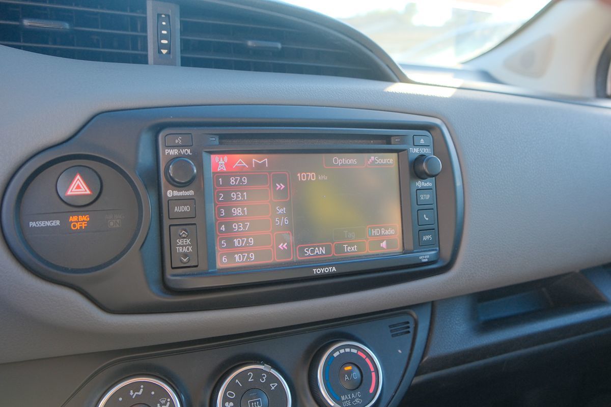 2015 Toyota Yaris photo 18