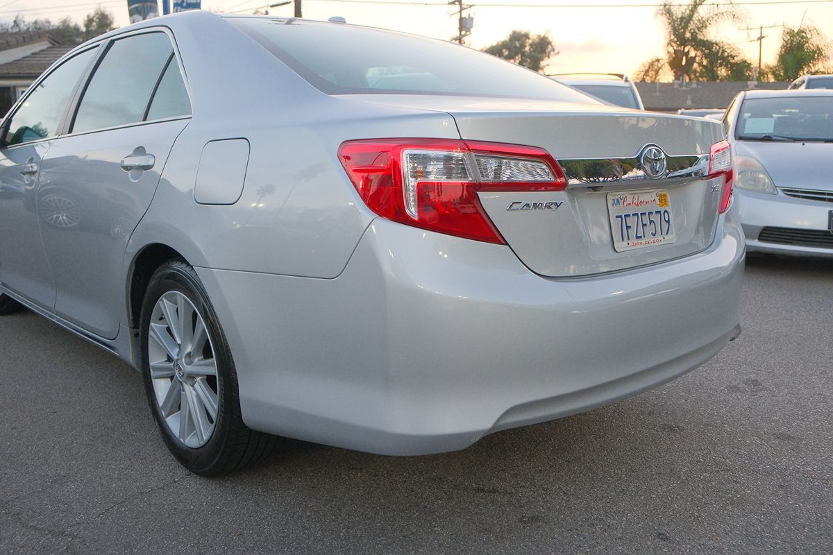 2014 Toyota Camry XLE photo 17
