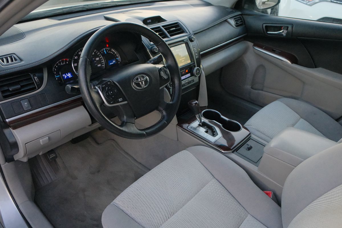 2014 Toyota Camry XLE photo 8
