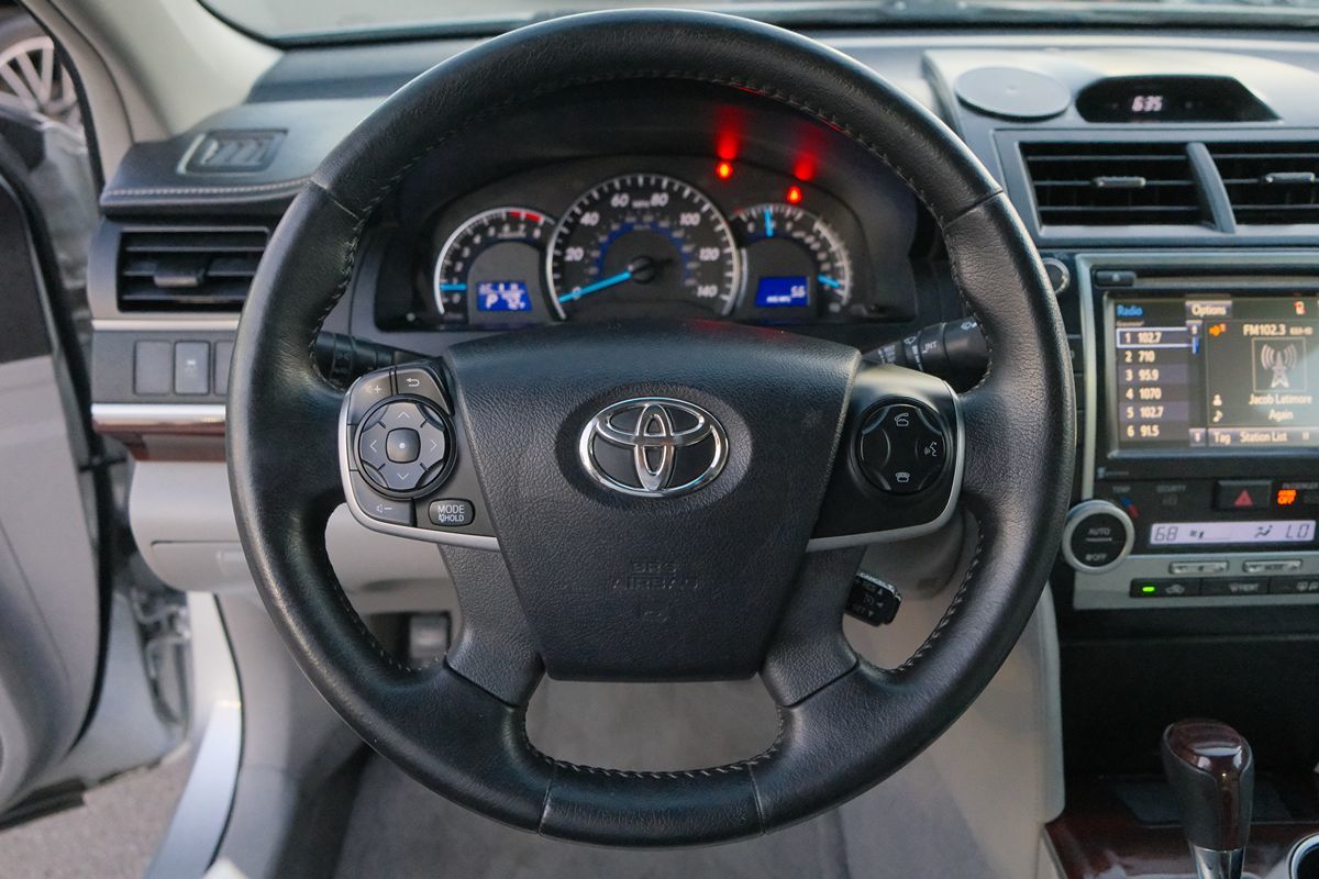 2014 Toyota Camry XLE photo 9