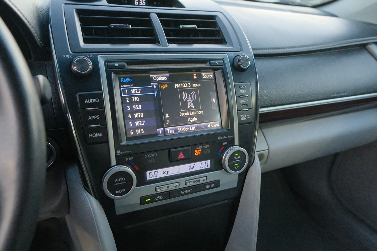 2014 Toyota Camry XLE photo 11