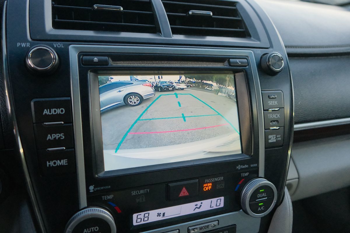 2014 Toyota Camry XLE photo 12