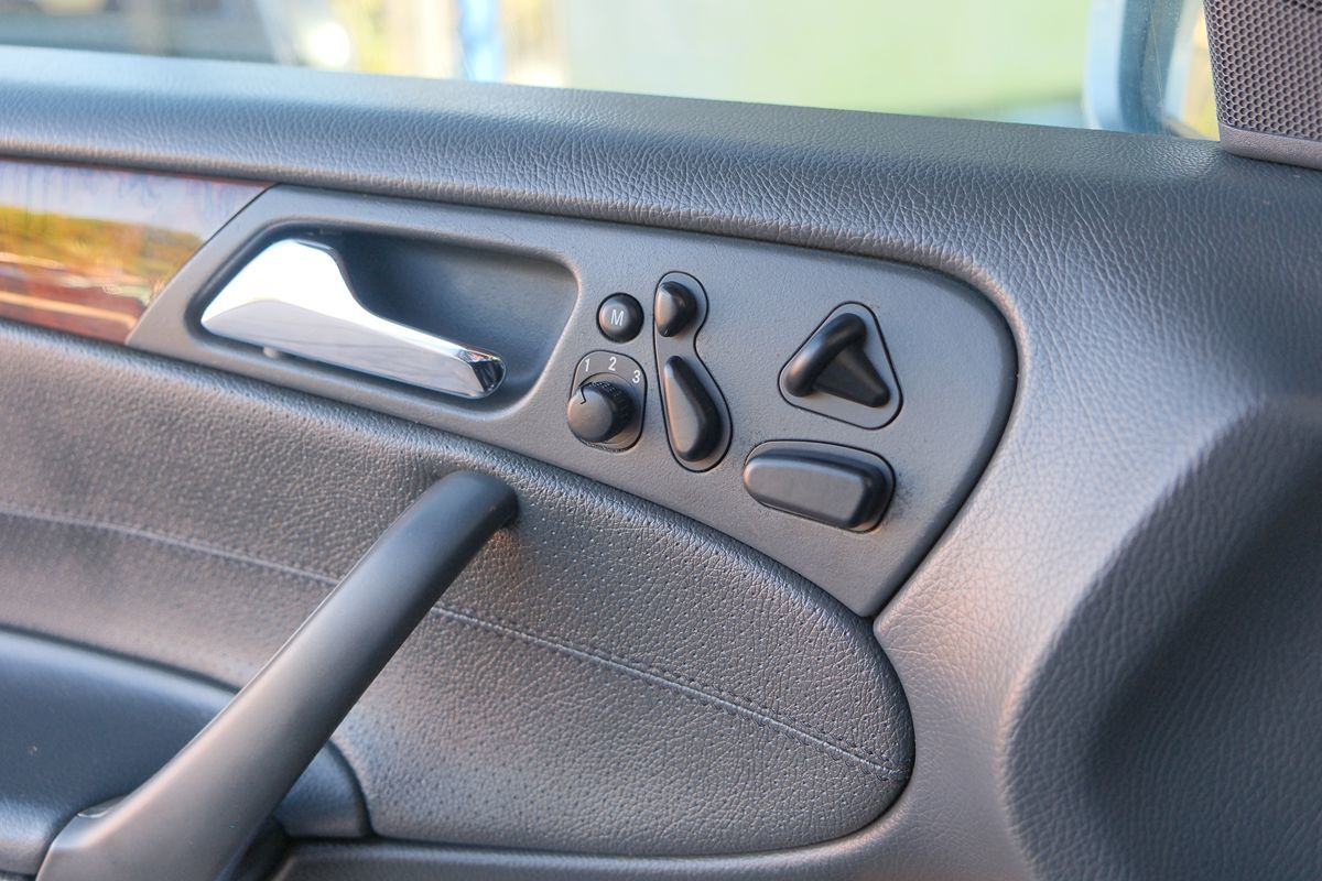 2002 Mercedes Benz C 320 photo 10