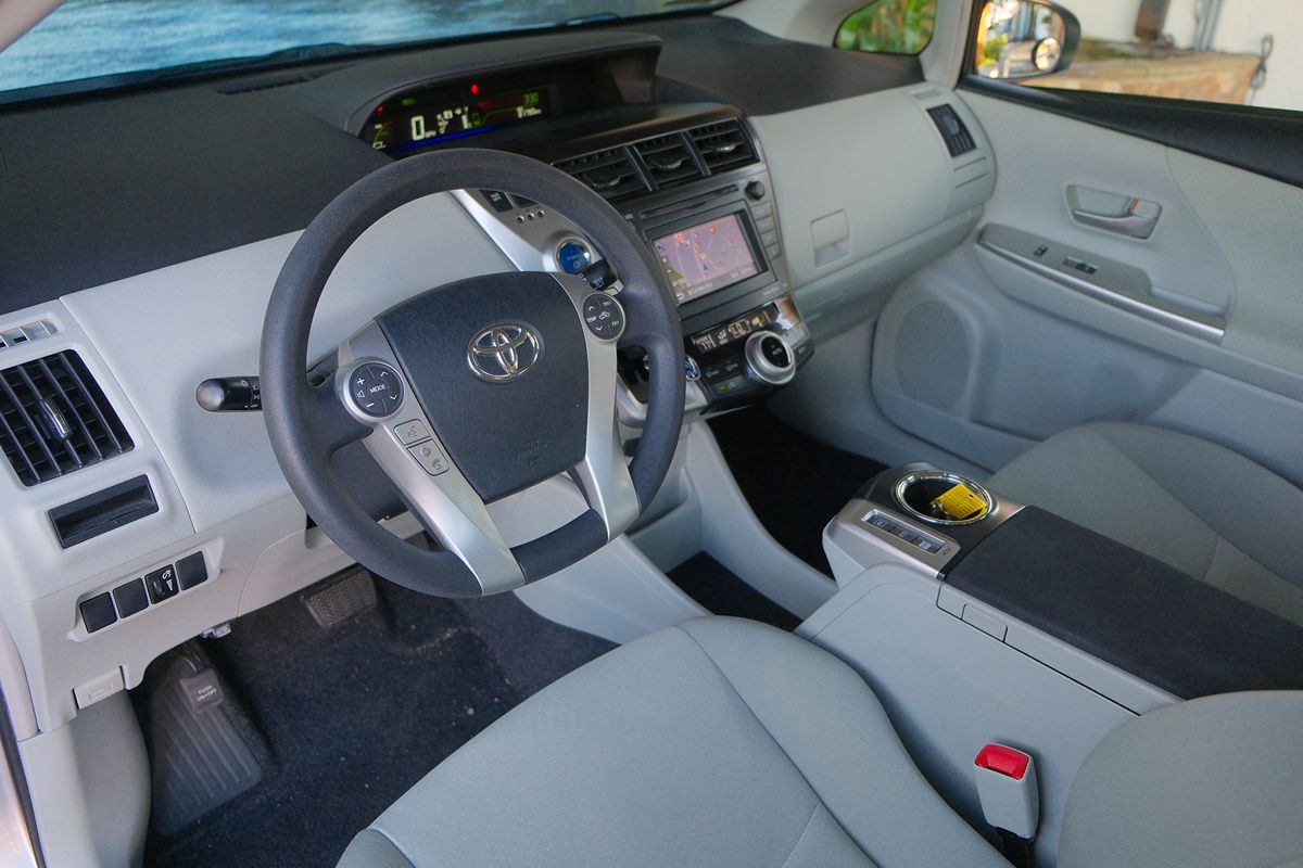 2013 Toyota Prius V Three photo 12