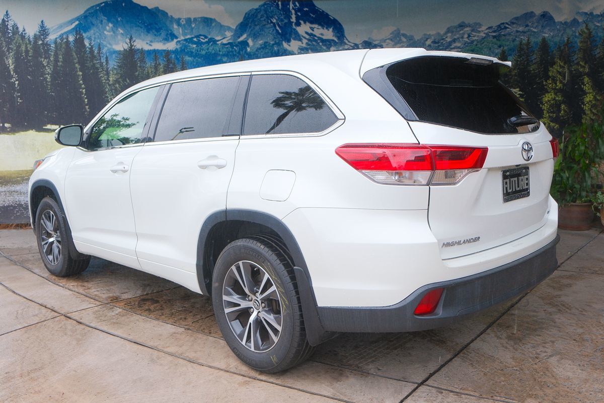 2017 Toyota Highlander LE Plus photo 4