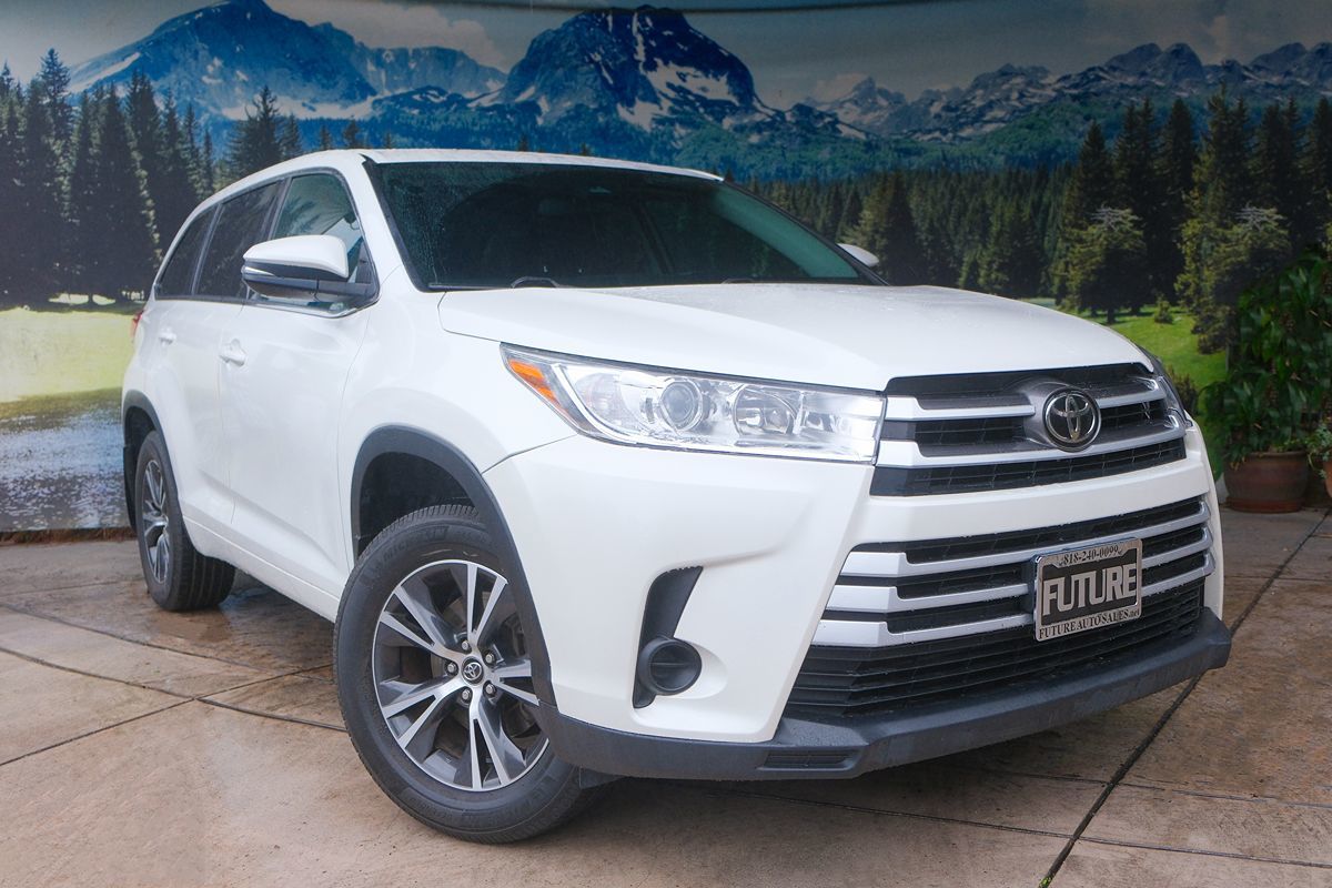 2017 Toyota Highlander LE Plus photo 3