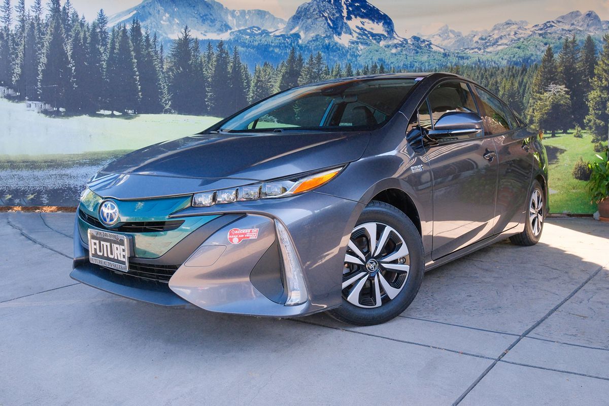 2017 Toyota Prius Prime Premium's photo