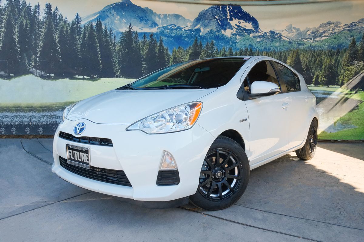 2014 Toyota Prius c Two's photo